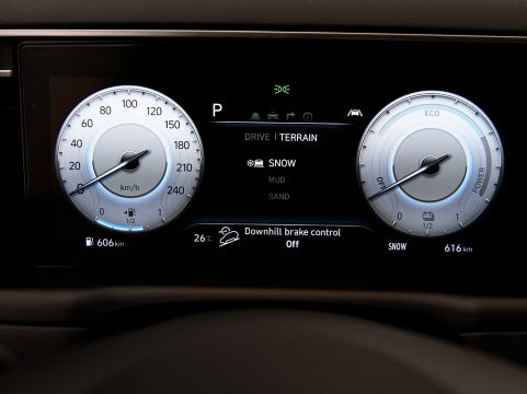 Detailní 10,25'' digitálního přístrojového panelu uvnitř zcela nového SUV Hyundai Tucson.